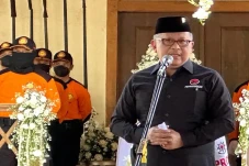 Hasto Ungkap Sosok M...