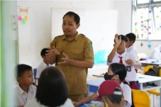Kisah Perjuangan Guru...