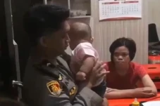 Viral! Bayi Diberi Minum...