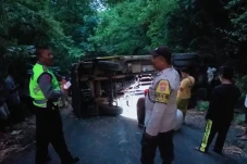Truk Pengangkut Barang...
