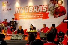 Sekjen PDIP: Berpolitik...