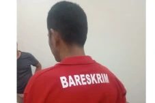 Bermodalkan Kaus Bertuliskan...