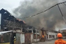 Gudang Pabrik Kebakaran...