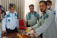 Seorang Wanita Bawa...