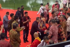Berbatik Ungu, Hary...