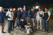 Bawa Pedang, 2 Pemuda...