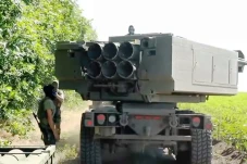 Ukraina Gunakan Roket...