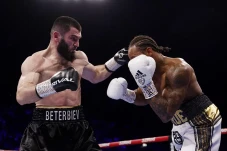 Brutal! Artur Beterbiev...