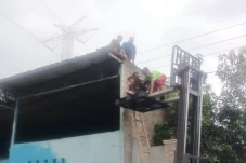 Perbaiki Atap Gudang...