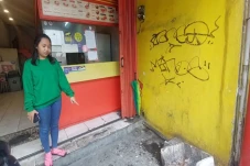 Ditinggal Beli Minum,...