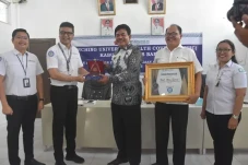 Bupati Nias Barat Terima...