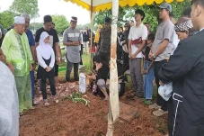 Isak Tangis Warnai Pemakaman...