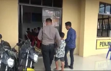 Sungguh Tega, Ibu Kandung...