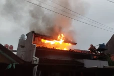 Rumah 2 Lantai di Tomang...