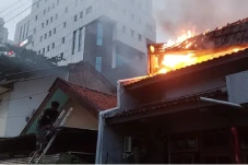 Air Damkar Habis, Warga...