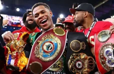 Devin Haney Juara Kelas...