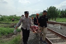 Tersambar Kereta Api,...