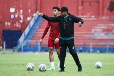 Persik Tersungkur ke...