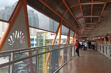 Warga Keluhkan Skywalk...