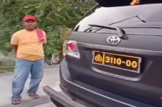 Mobil Dinas Polisi Terobos...