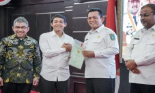 Wamen ATR/BPN Serahkan...