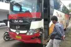 Bus Tabrak 2 Motor di...