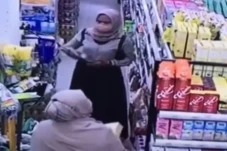 Terekam CCTV, 2 Emak-emak...