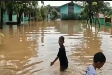 Sungai Rejoso Meluap,...