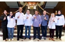 Diskusi dengan Pengurus...