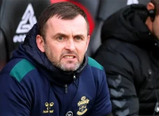 Nathan Jones Dipecat...