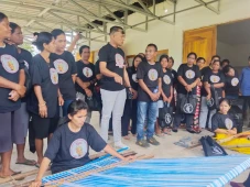 Bagikan Bahan Tenun...