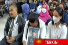 Ekspresi Ibu Brigadir...
