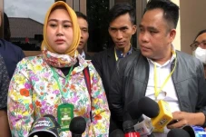 Shelvie Hana Sedih Dijauhkan...