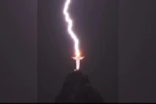 Viral, Kepala Patung...