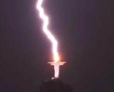 Apakah Patung Yesus...