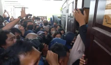 Ruang Sidang Penuh Sesak,...