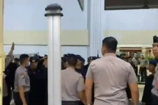 Kapolri Didesak Beri...