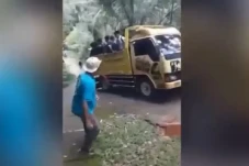 Angkut Rombongan Siswa...