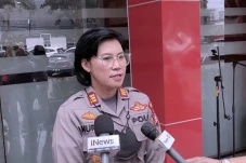 Polisi Tangkap Perempuan...
