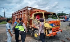 2 Truk Adu Kambing di...