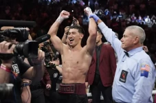 Dmitry Bivol Kalahkan...
