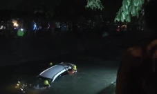 Mobil Masuk Sungai yang...