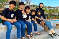 5 Artis Cantik yang...