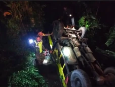 Truk Bermuatan Pasir...