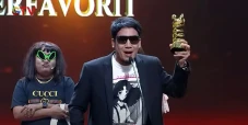 Sabet Penghargaan Selebriti...