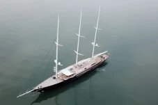 Kapal Layar Raksasa...