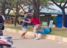 Viral! Emak-emak di...