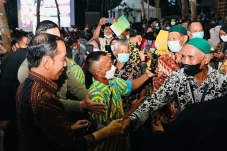 Serahkan SK Hutan Sosial,...