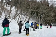 Menjajal Snowshoe, Jalan...