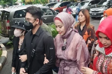 Venna Melinda Bawa Orang...